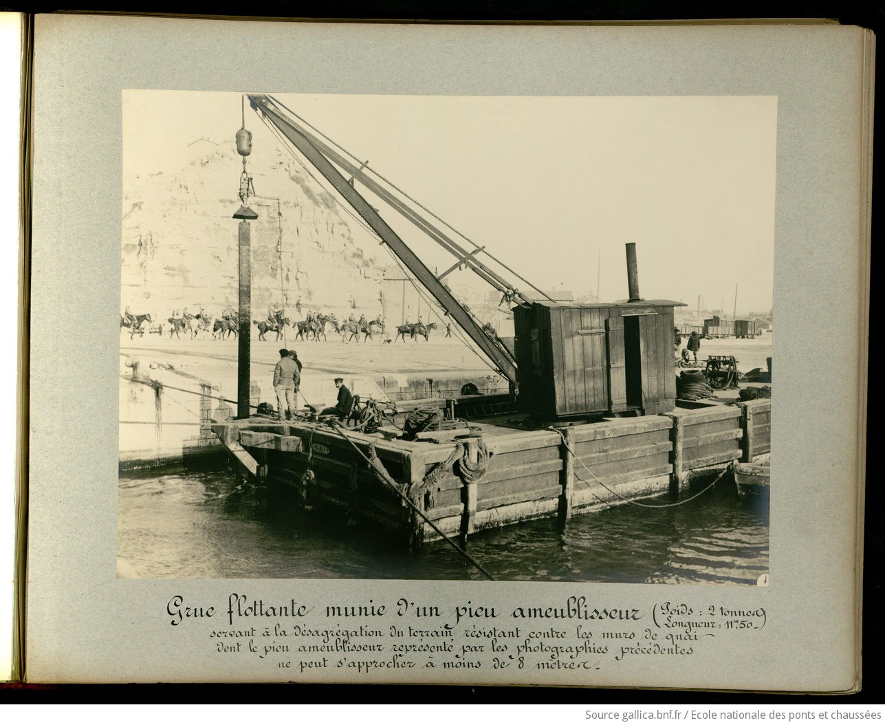 Grue flottante munie d'un pieu ameublisseur: (Poids: 2 tonnes, longueur: 11m50) servant à la désagrégation du terrain résistant contre les murs de quai dont le pieu ameublisseur représenté par les photographies précédentes ne peut s'approcher à moins de 8 mètres